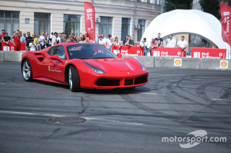 Марк Жене за кермом Ferrari