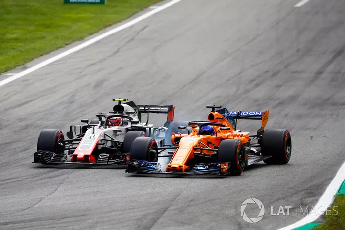 Kevin Magnussen, Haas F1 Team VF-18, y Fernando Alonso, McLaren MCL33, rueda a rueda