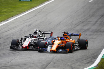 Kevin Magnussen, Haas F1 Team VF-18, and Fernando Alonso, McLaren MCL33, go wheel-to-wheel