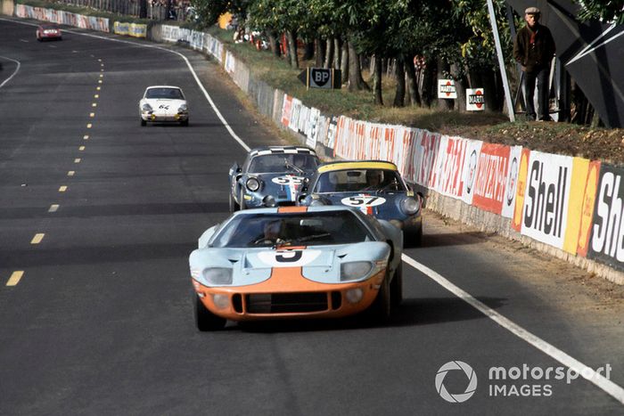 #9 Ford GT40: Pedro Rodriguez, Lucien Bianchi