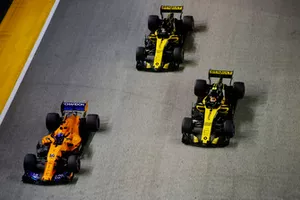 Fernando Alonso, McLaren MCL33, devant Carlos Sainz Jr., Renault Sport F1 Team R.S. 18, et Nico Hulkenberg, Renault Sport F1 Team R.S. 18