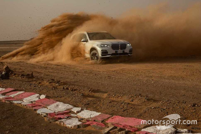 BMW X5 sur le circuit de Monza recréé dans le désert