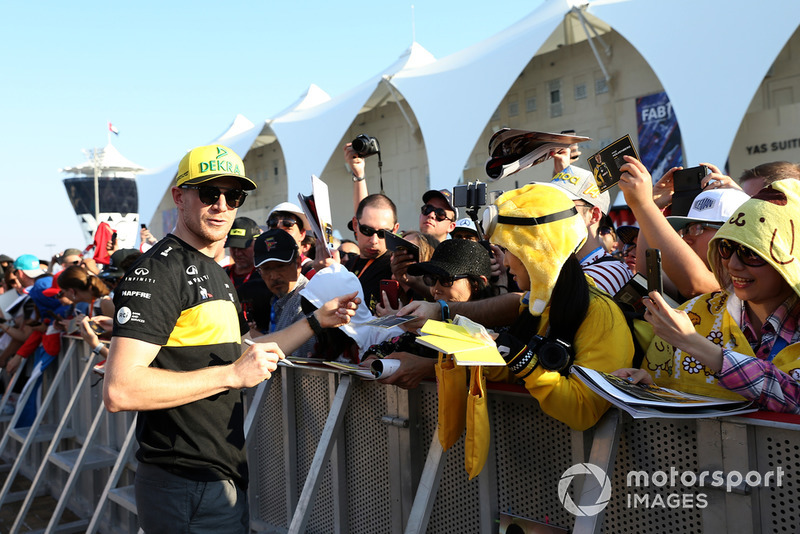 Nico Hulkenberg, Renault Sport F1 Team firma autógrafos para los aficionados.