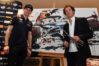Max Verstappen, Red Bull Racing, con l'artista Armin Flossdorf, all'asta di beneficenza della fondazione Make A Wish, alle Jumeirah At Etihad Tower