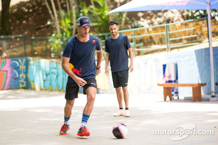 Max Verstappen y Daniel Ricciardo, Red Bull Racing juegan Futsal en Brasil