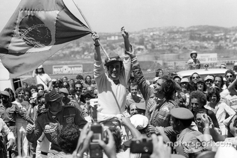1975. Інтерлагос. Подіум: 1. Карлос Пасе, Brabham Ford Cosworth. 2. Емерсон Фіттіпальді, McLaren Ford Cosworth. 3. Йохен Масс, McLaren Ford Cosworth