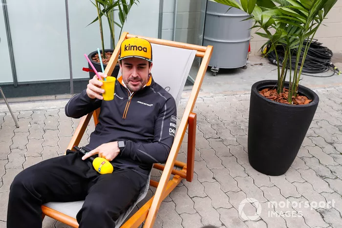 Fernando Alonso, McLaren, toma una bebida para RTL