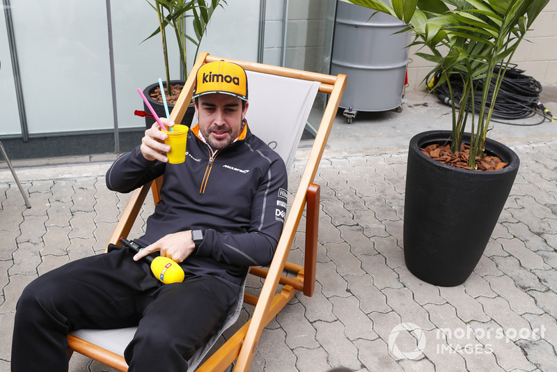 Fernando Alonso, McLaren, si prende un drink per RTL