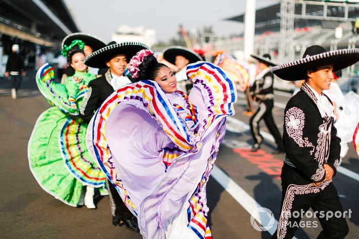 Mexican dancers in the pit lane