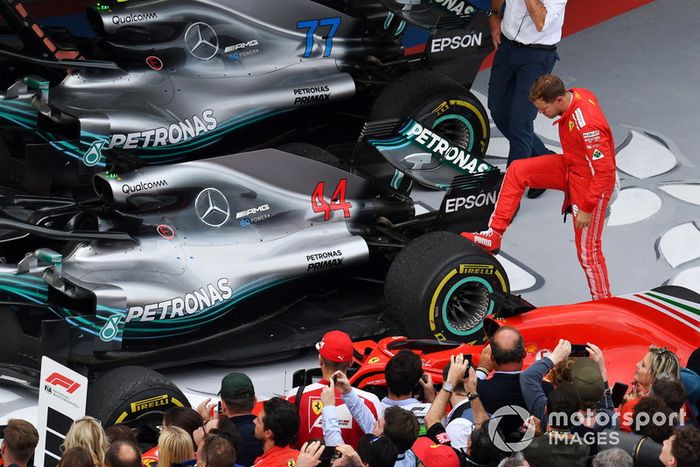 Sebastian Vettel, Ferrari mira la rueda trasera del coche de Lewis Hamilton, Mercedes-AMG F1 W09