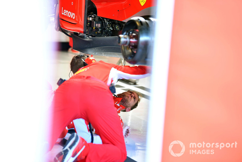 Sebastian Vettel bekijkt de vloer van zijn Ferrari SF71H