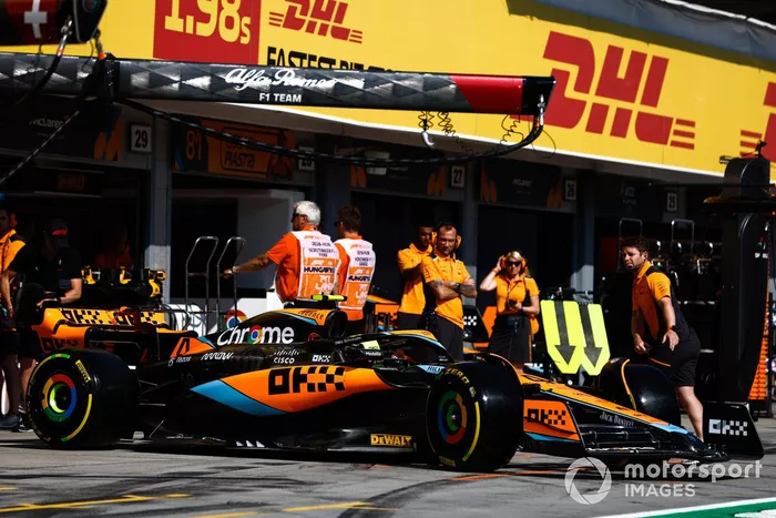 Lando Norris, McLaren MCL60, sale del garaje