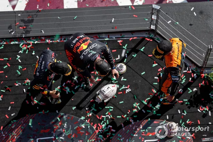 Sergio Pérez, Red Bull Racing, 3ª posición, Max Verstappen, Red Bull Racing, 1ª posición, Lando Norris, McLaren, 2ª posición, en el podio.