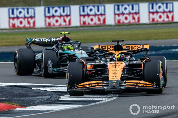 Oscar Piastri, McLaren MCL38, Lewis Hamilton, Mercedes F1 W15
