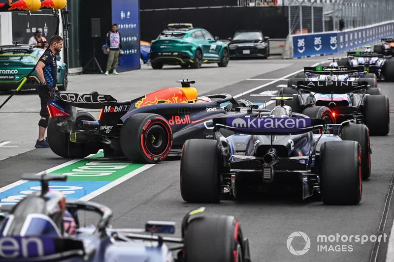 Pierre Gasly, Alpine A524, Max Verstappen, Red Bull Racing RB20, Logan Sargeant, Williams FW46, dans la file d'attente pour quitter les stands en Q2.