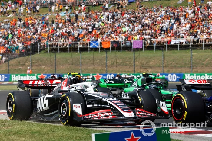 Nico Hulkenberg, Haas VF-24, lucha con Valtteri Bottas, Stake F1 Team Kick Sauber C44