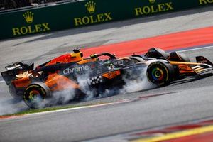 Max Verstappen, Red Bull Racing RB20, lucha con Lando Norris, McLaren MCL38