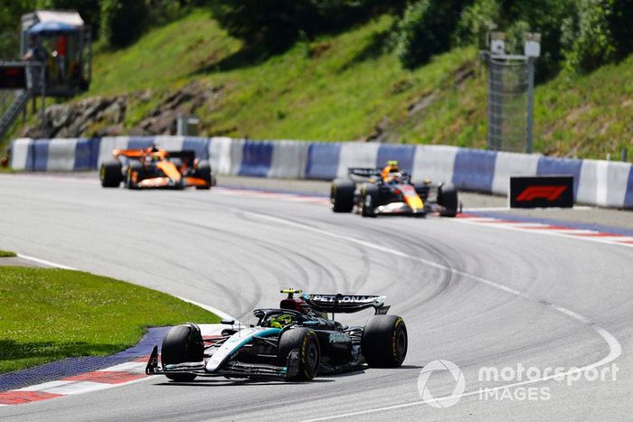 Lewis Hamilton, Mercedes F1 W15, Sergio Pérez, Red Bull Racing RB20, Oscar Piastri, McLaren MCL38