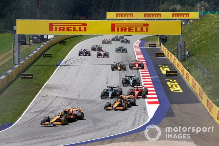 Lando Norris, McLaren MCL38, Oscar Piastri 