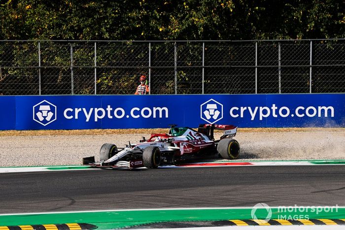 Robert Kubica, Alfa Romeo Racing C41, hace un trompo tras el toque con Yuki Tsunoda, AlphaTauri 