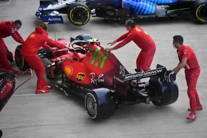 El Ferrari SF21 es llevado a las verificaciones
