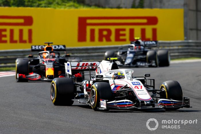 Mick Schumacher, Haas VF-21, Max Verstappen, Red Bull Racing RB16B, y Pierre Gasly, AlphaTauri AT02