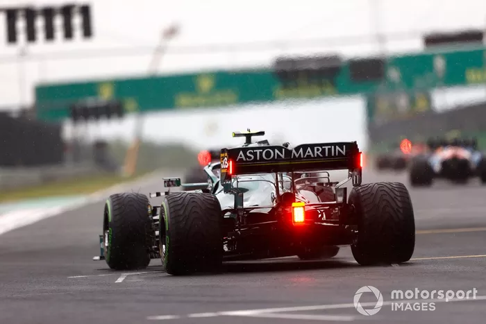 Sebastian Vettel, Aston Martin AMR21, se sitúa en la parrilla de salida
