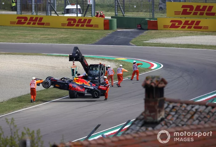Oficiales remueven el monoplaza de Sergio Pérez, Red Bull Racing RB16B después de chocar