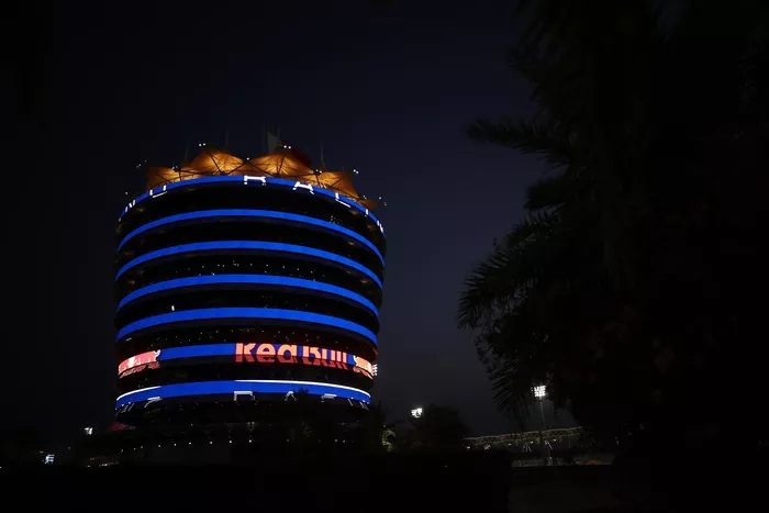 La Torre Sakhir se ilumina con los colores y el logotipo del equipo Red Bull Racing