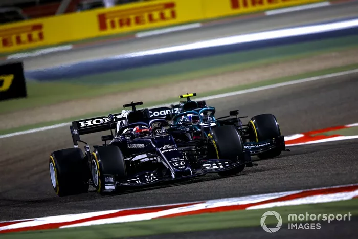 Yuki Tsunoda, AlphaTauri AT02, Sebastian Vettel, Aston Martin AMR21 
