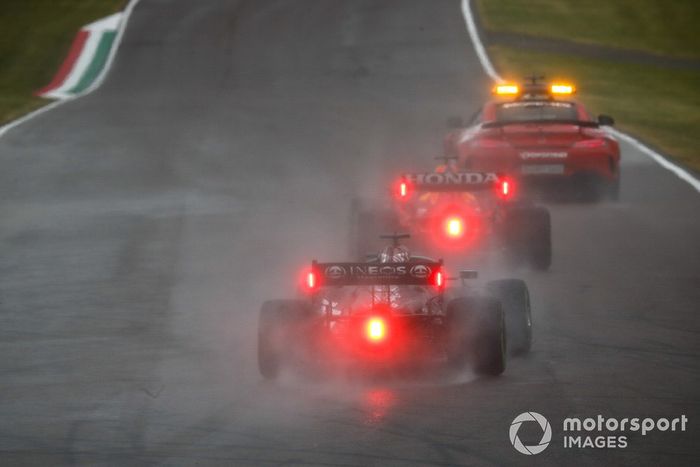 El Safety Car lidera a Max Verstappen, Red Bull Racing RB16B, Lewis Hamilton, Mercedes W12