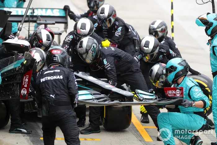 Lewis Hamilton, Mercedes W12, cambia su alerón delantero