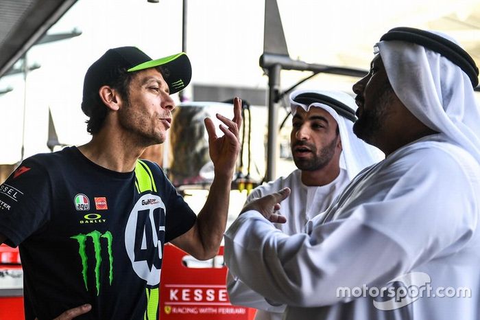 Valentino Rossi con Al Tareq Al Ameri, CEO del circuito Yas Marina y Abdulrahman Al Shamsi