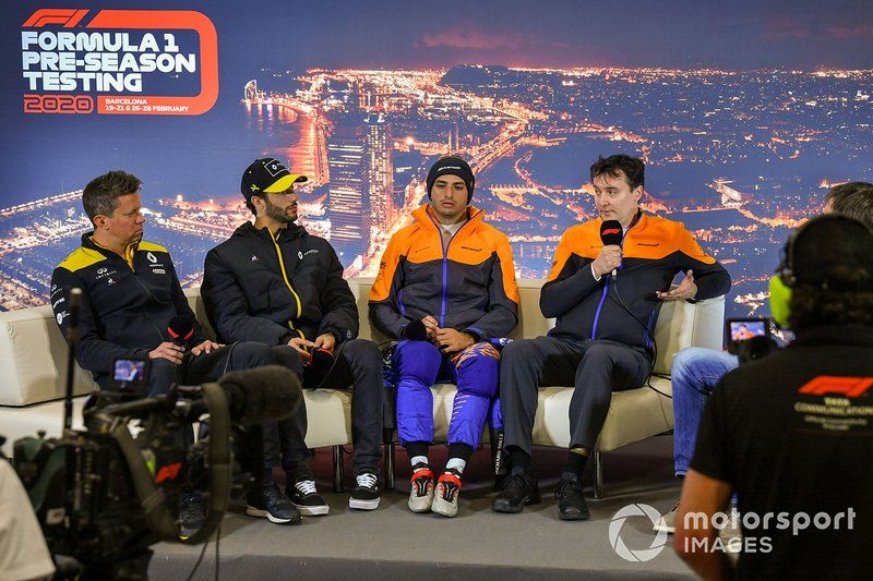 Marcin Budkowski, del equipo Renault F1, Daniel Ricciardo, Renault F1, Carlos Sainz Jr., McLaren, y James Key, Director Técnico de McLaren en la conferencia de prensa
