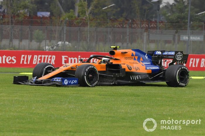 Lando Norris, McLaren MCL34, por la hierba