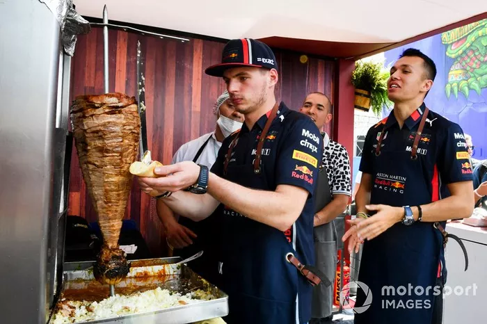 Max Verstappen, Red Bull Racing y Alex Albon, Red Bull Racing en los tacos