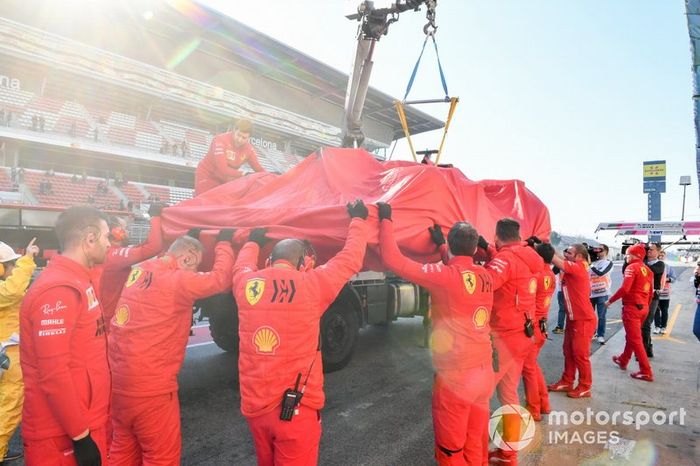 El coche de Sebastian Vettel, Ferrari vuelve en grúa al box