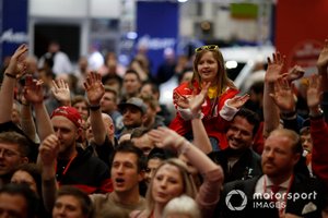 La mercancía de Ferrari se lanza a la multitud frente al escenario de Autosport