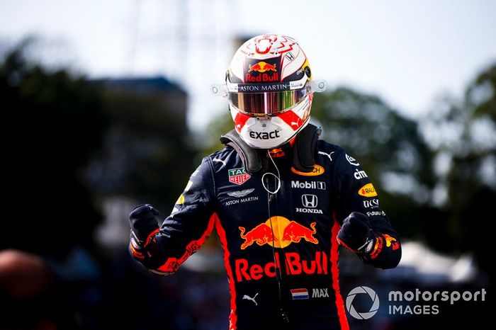 Il poleman Max Verstappen, Red Bull Racing, festeggia nel parco chiuso