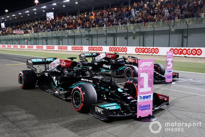 Los coches de Lewis Hamilton, Mercedes W12, y Valtteri Bottas, Mercedes W12, en la parrilla tras la clasificación