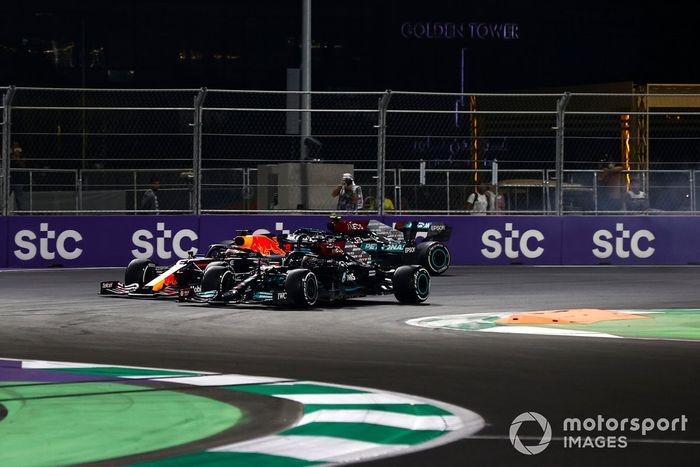 Max Verstappen, Red Bull Racing RB16B, y Lewis Hamilton, Mercedes W12, luchan en la reanudación