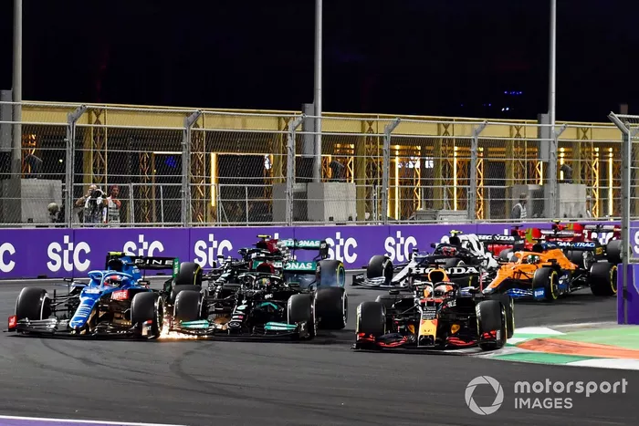 Max Verstappen, Red Bull Racing RB16B, Esteban Ocon, Alpine A521, Lewis Hamilton, Mercedes W12