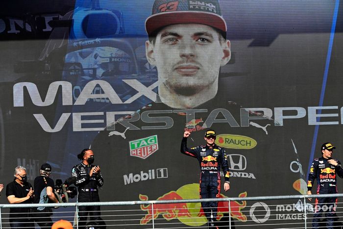 Podio: segundo lugar Lewis Hamilton, Mercedes, ganador Max Verstappen, Red Bull Racing, tercer lugar Sergio Pérez, Red Bull Racing