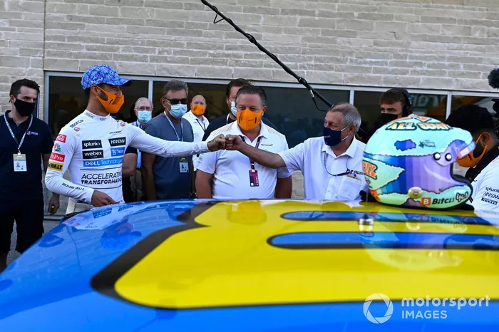 Daniel Ricciardo, McLaren, en el coche de Dale Earnhardt Wrangler Chevrolet Monte Carlo NASCAR de 1984