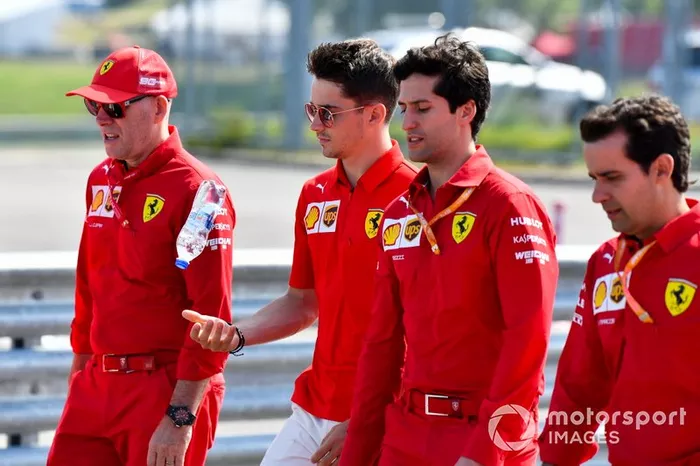 Charles Leclerc, Ferrari, ispeziona il circuito con i suoi meccanici