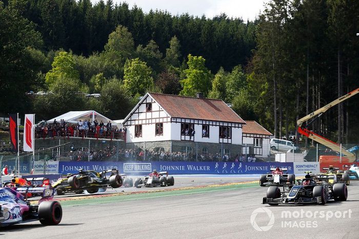 Daniel Ricciardo, R.S.19 de Renault F1 Team, es golpeado en la primera vuelta por Kevin Magnussen, Haas F1 Team VF-19 y Kimi Raikkonen, Alfa Romeo Racing C38.