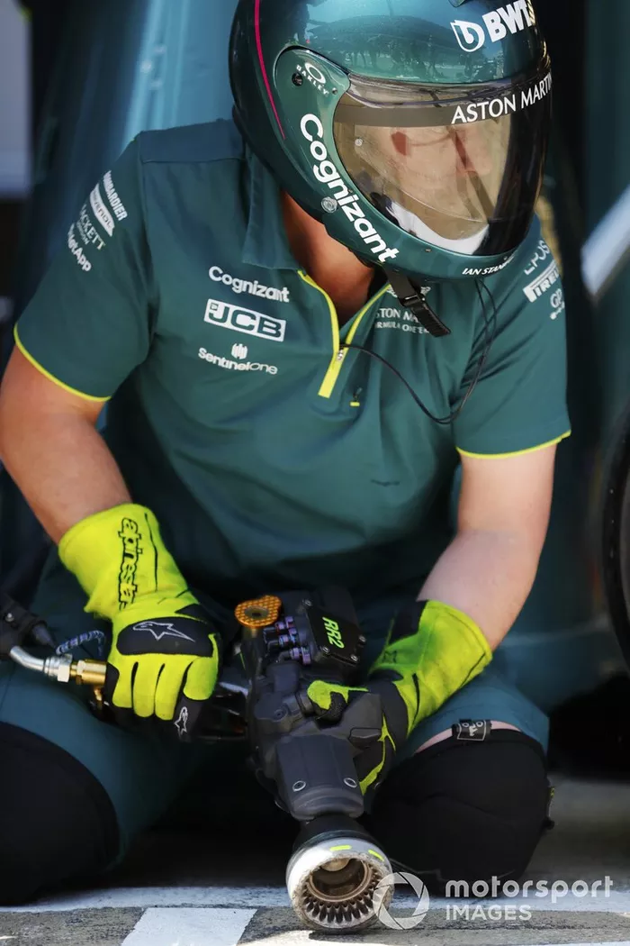El equipo Aston Martin practica una parada en pits