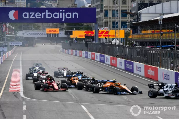Lando Norris, McLaren MCL35M, Valtteri Bottas, Mercedes W12, Carlos Sainz Jr., Ferrari SF21, Daniel Ricciardo, McLaren MCL35M, al inicio