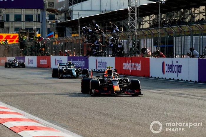Ganador Sergio Pérez, Red Bull Racing RB16B, se lleva la bandera a cuadros