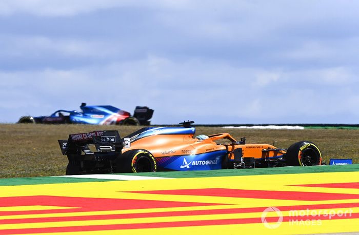 Fernando Alonso, Alpine A521, Daniel Ricciardo, McLaren MCL35M